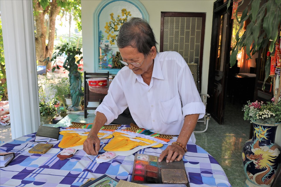 Sinh ra trong một gia đình thuần nông nhưng ông Hồ Văn Tai (82 tuổi, ở xã Tân Phú Trung, huyện Châu Thành, tỉnh Đồng Tháp) lại có niềm đam mê đặc biệt với bộ môn nghệ thuật thủ công. Năm 1954, trong một lần đến tiệm tranh Thủy Tiên để xin hồ về dán thủ công, tình cờ thấy những bức tranh gói vải treo trong tiệm, phút giây ấy đã đánh dấu một bước ngoặt vô cùng quan trọng trong suốt cuộc đời ông. Được gia đình ủng hộ, với niềm đam mê bùng cháy, chàng trai 16 tuổi quyết định nghỉ học và theo học nghề làm tranh gói vải.
