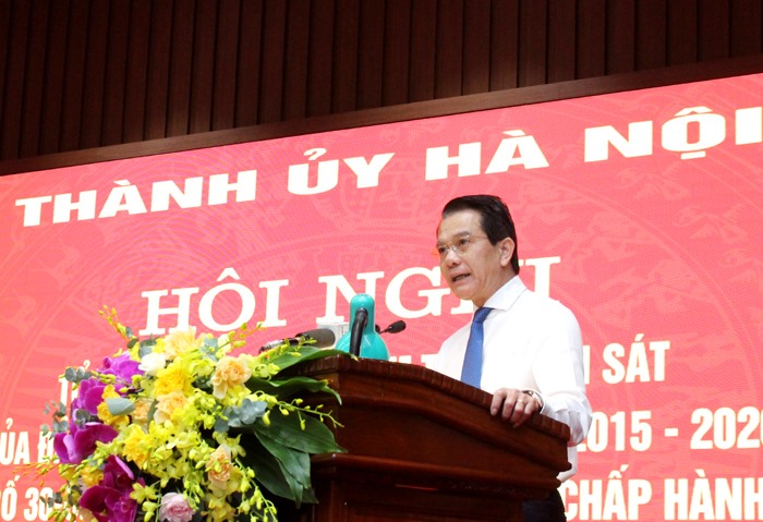 Chủ nhiệm Ủy ban Kiểm tra Thành ủy Hoàng Trọng Quyết trình bày báo cáo tại hội nghị. Ảnh: Hanoi.gov