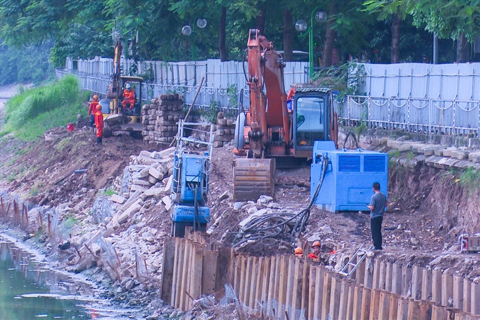 Dự án lắp đường cống gom nước thải chụp tại đoạn Hoàng Quốc Việt - Bưởi.