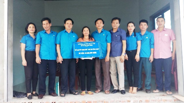 Trao 40 triệu đồng hỗ trợ làm nhà cho chị Đặng Thị Thu Hoài - Đoàn viên Công đoàn cơ quan Trung tâm Y tế dự phòng huyện Hương Khê. Ảnh: CĐ.