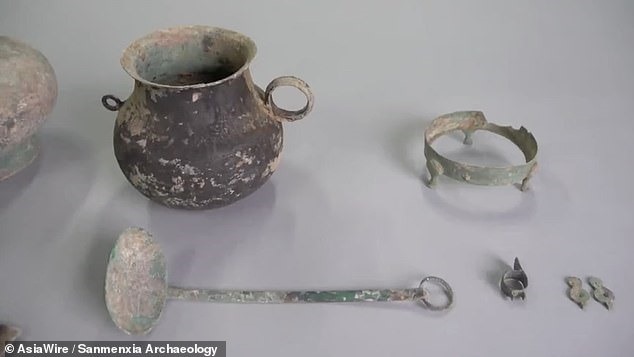 Một số cổ vật được tìm thấy trong mộ cổ. Ảnh: Asia Wires