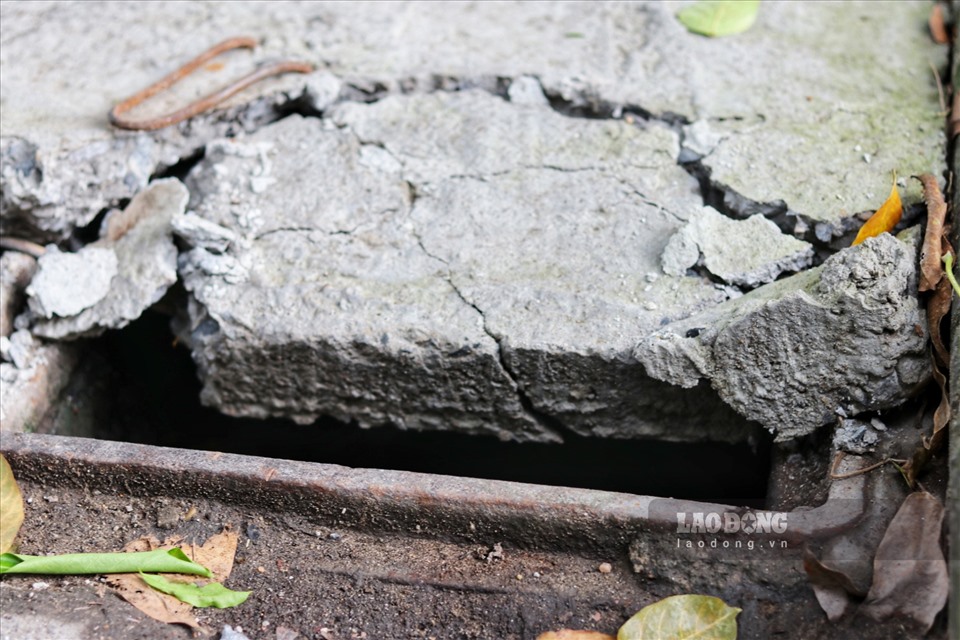 Một số hố đã được che chắn tạm bằng những tấm nan bê tông nay đã bị vụn vỡ.