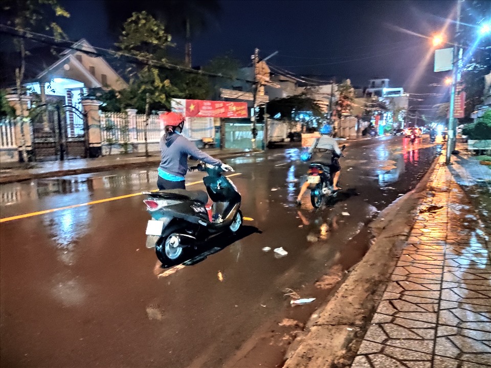 Tại tuyến đường Trần Quang Diệu ngập sâu đã làm nhiều xe gắn máy bị hư hỏng và chết máy.