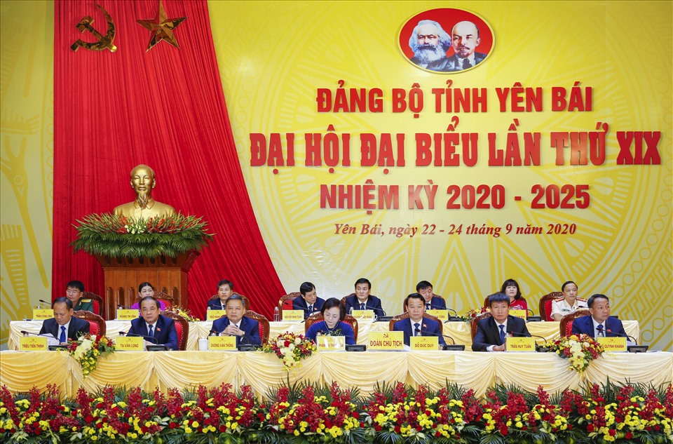 Đoàn Chủ tịch điều hành Đại hội Đại biểu Đảng bộ tỉnh Yên Bái lần thứ XIX, nhiệm kỳ 2020-2025.