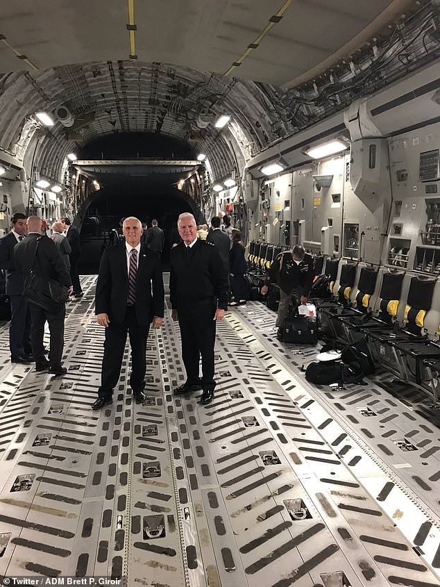 Phó Tổng thống Mỹ Mike Pence đi máy bay vận tải C17 về thủ đô sau khi chuyên cơ va phải chim. Ảnh: Twitter Brett P.Giroir.