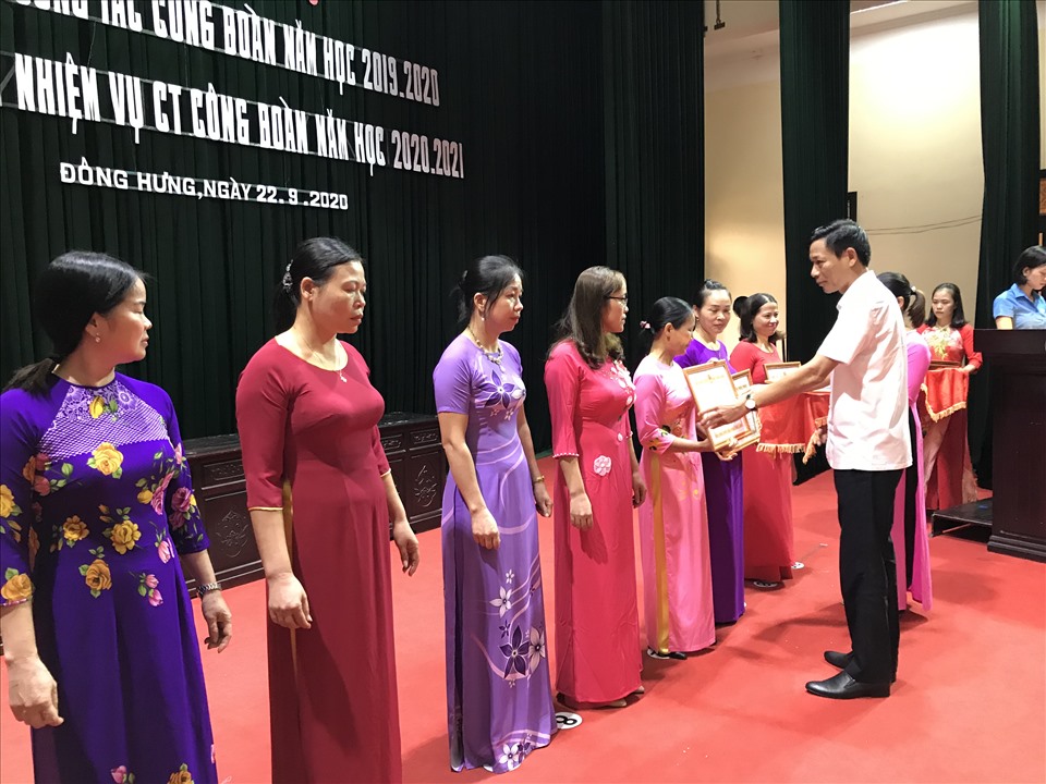 Đồng chí Nguyễn Xuân Đán – Phó chủ tịch UBND huyện trao khen thưởng cho các tập thể.