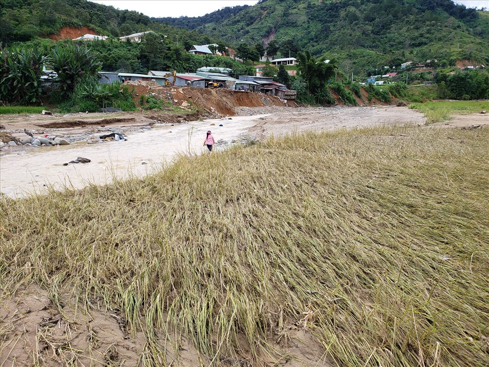Trận lũ quét lịch sử cuốn trôi hoa màu và gây sạt lở nghiêm trọng khiến diện tích ruộng bậc thang Chuôr bị thu hẹp.