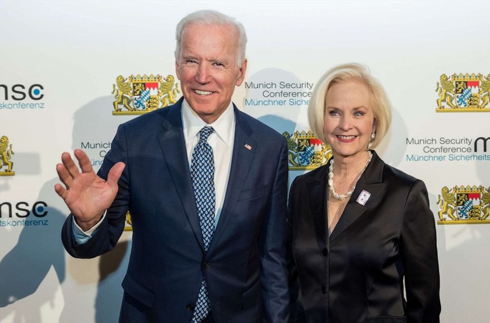 Ứng viên đảng Dân chủ trong cuộc bầu cử Mỹ 2020 Joe Biden và vợ cố Thượng nghị sĩ John McCain. Ảnh: Getty.