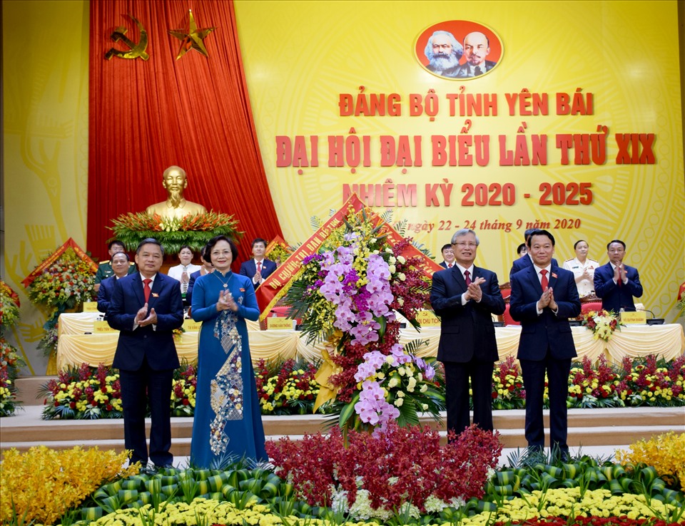 Uỷ viên Bộ Chính trị, Thường trực Ban Bí thư Trần Quốc Vượng tặng hoa chúc mừng Đại hội.