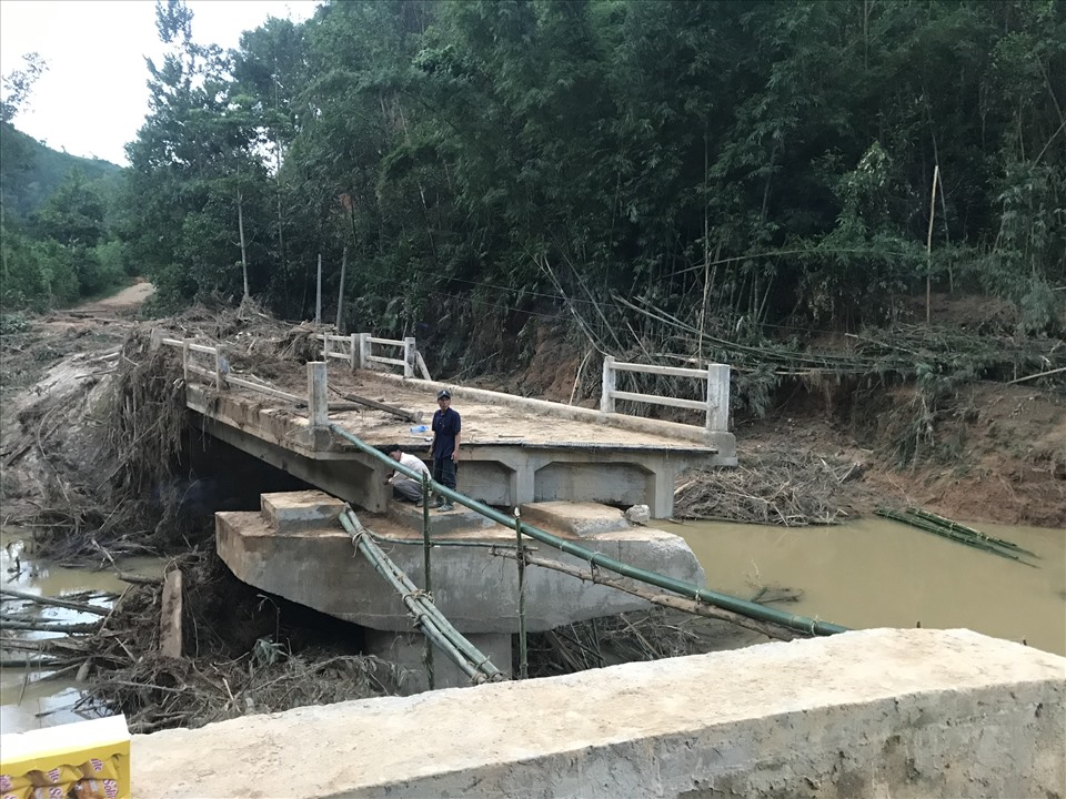 Mặc dù được làm bằng bê tông kiên cố nhưng cây cầu nối xã Anông (huyện Tây Giang) bị dòng nước lũ cuốn trôi.