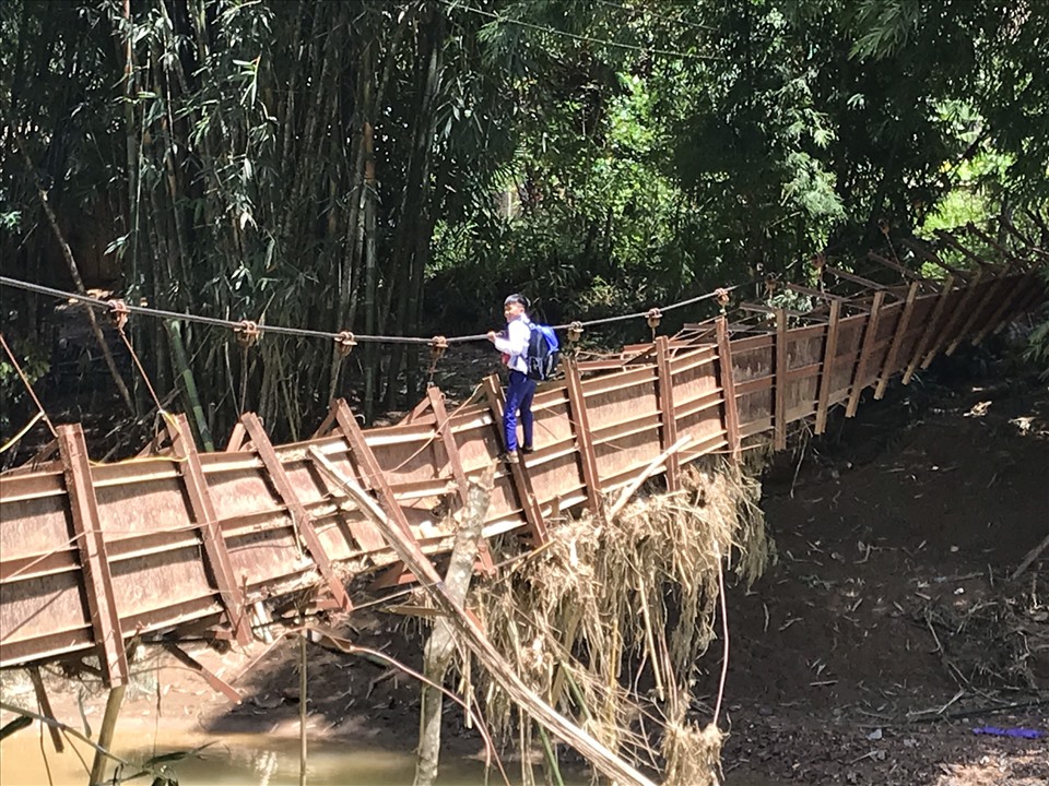 Cây cầu nối thôn Tà Làng (xã Bhalee, huyện Tây Giang) bị hư hỏng do lũ quét khiến học sinh và người dân đi lại khó khăn.