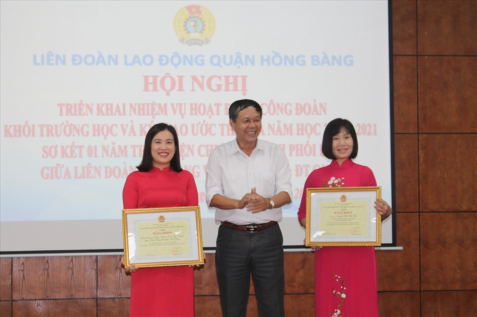 2 tập thể, cá nhân khối công đoàn cơ sở trường học quận Hồng Bàng nhận bằng khen của Tổng LĐLĐ Việt Nam. Ảnh MD