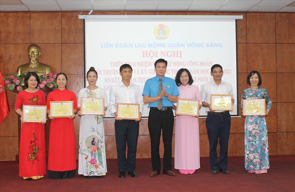 Chủ tịch LĐLĐ quận Hồng Bàng - Vũ Quang Tuân tặng giấy khen các tập thể có thành tích xuất sắc trong công tác công đoàn năm học 2019-2020. Ảnh MD