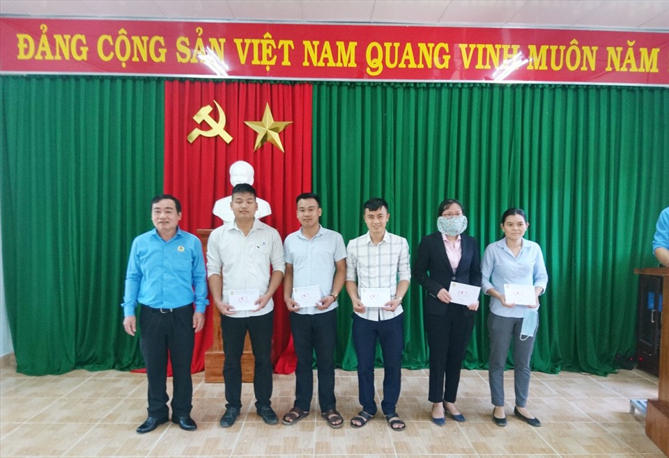 LĐLĐ tỉnh Quảng Nam trao quà hỗ trợ cho đoàn viên bị ảnh hưởng bão số 5. Ảnh: Phương Nguyên.
