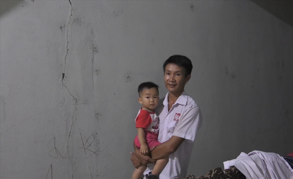 Một hộ dân thôn Giang Đông bên trong căn nhà nứt toác của mình.