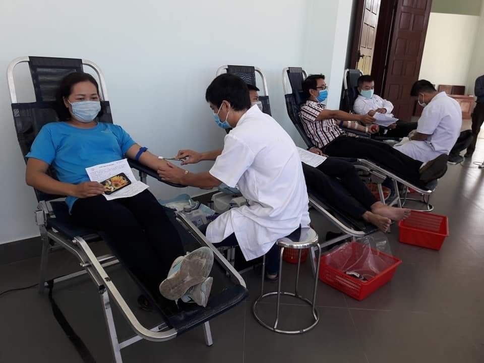 Đoàn viên LĐLĐ huyện Quảng Điền tham gia hiến máu tình nguyện. Ảnh: LĐ.