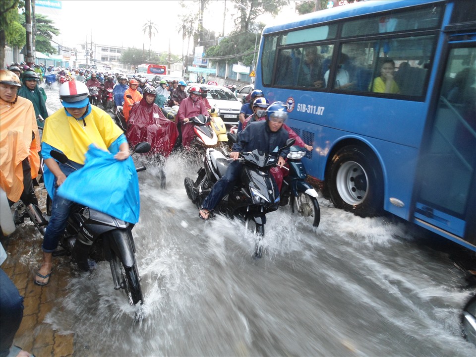 Mưa lớn nước chảy xiết trên đường Võ Văn Ngâ (quận Thủ Đức). Ảnh: Minh Quân