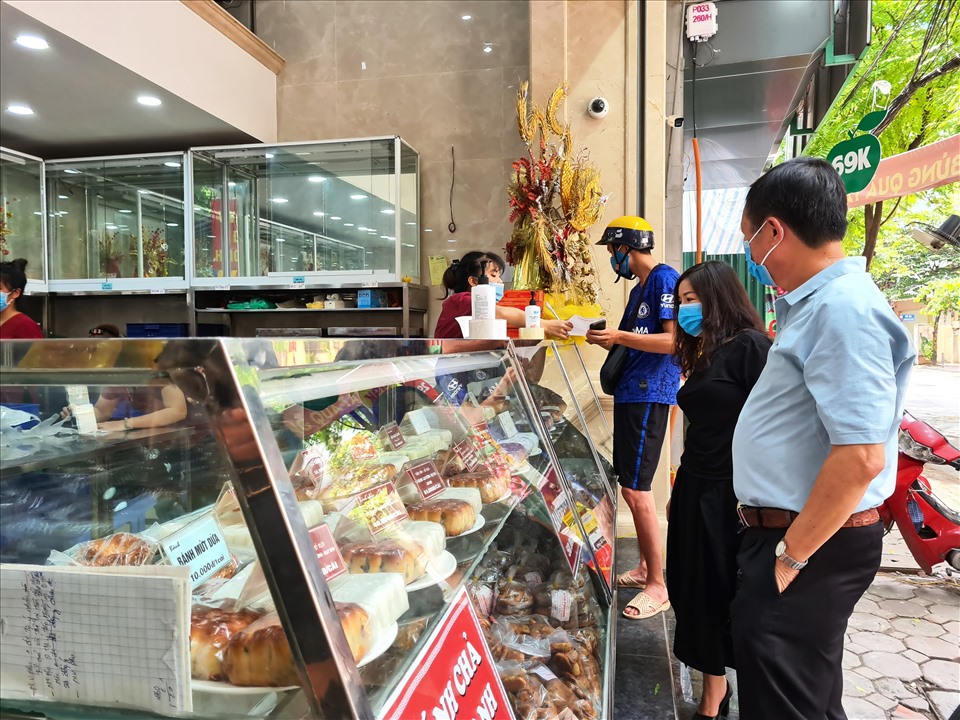 Tiêu chuẩn Việt Nam đối với bánh trung thu sẽ đảm bảo được quyền lợi của  cả người tiêu dùng và nhà sản xuất. Ảnh: Vũ Long