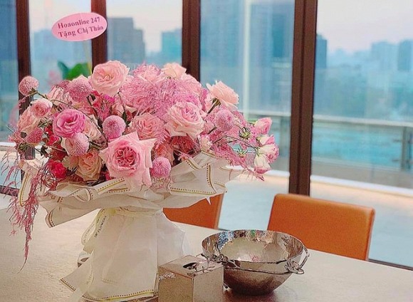 Hoa hậu Đặng Thu Thảo bài trí hoa trong biệt thự. Ảnh: NSCC