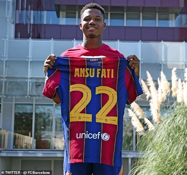 Fati chính thức trở thành cầu thủ đội một Barca. Ảnh: FC Barcelona