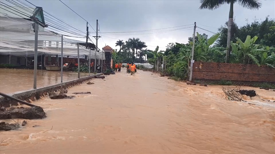 Nước chảy xiết gây nguy hiểm cho người dân. Ảnh:Dương Bình