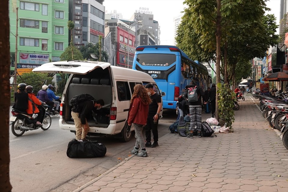 Xe dù, bến cóc tại Hà Nội vẫn chưa được xử lý dứt điểm. Ảnh: Hải Nguyễn