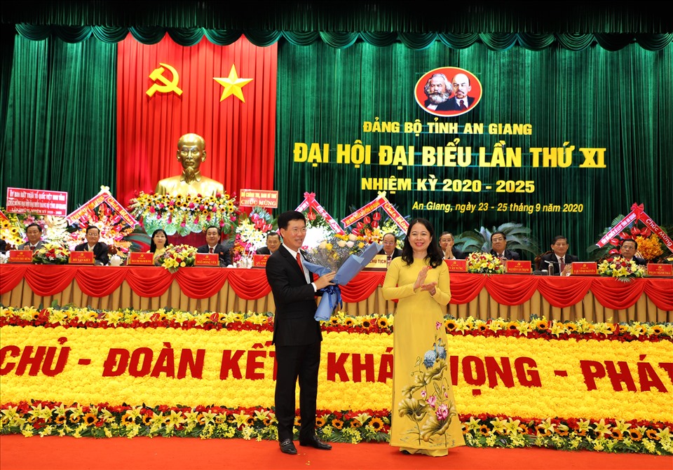 Bí thư Tỉnh ủy An Giang Võ Thị Ánh Xuân tặng hoa cho Trưởng Ban Tuyên giáo Võ Văn Thưởng. Ảnh: Lục Tùng