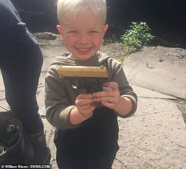 Mới đây nhất, em út Leo Nixon, 4 tuổi, cũng câu được khẩu súng hơi BB ngay trong chuyến đi câu đầu tiên. Ảnh: Daily Mail