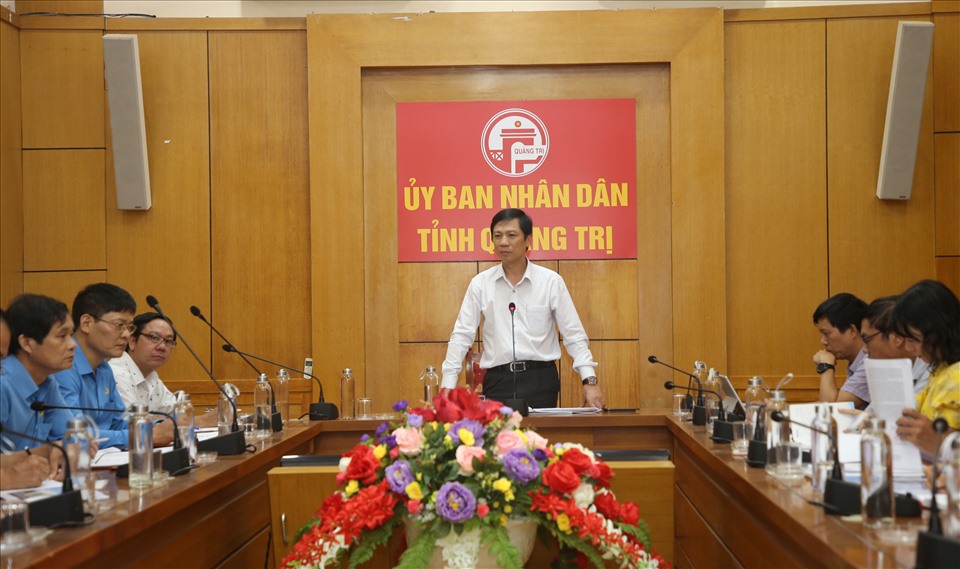 Ông Hoàng Nam - Phó Chủ tịch UBND tỉnh Quảng Trị chủ trì buổi làm việc với Ban Quản lý Dự án Thiết chế Công đoàn. Ảnh: Hưng Thơ.