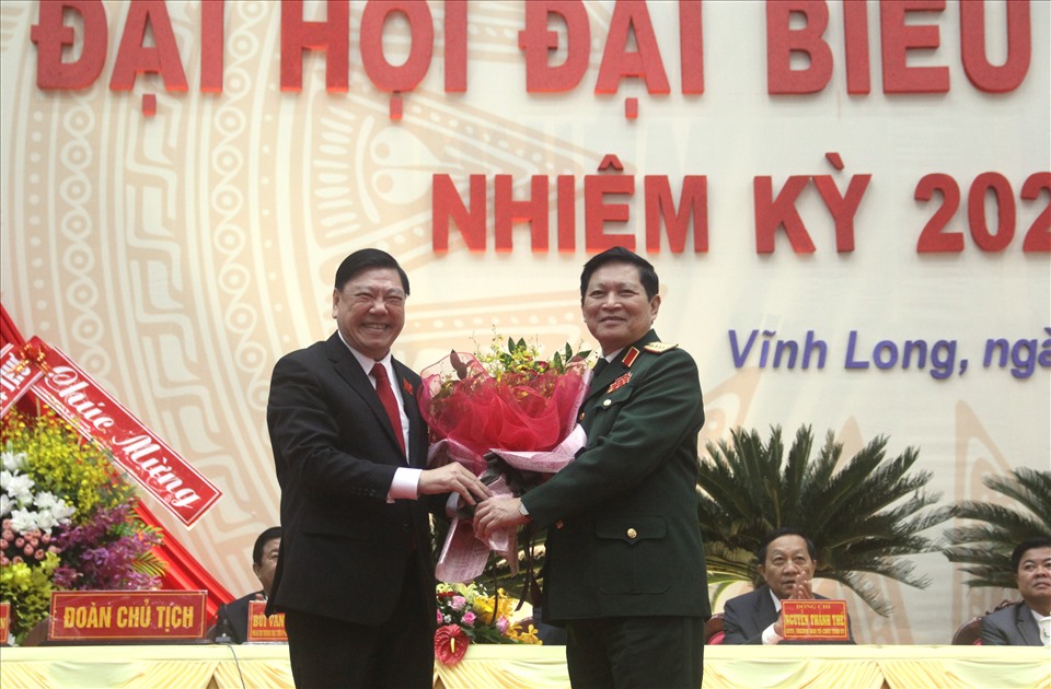 Bí thư Tỉnh ủy Vĩnh Long - Trần Văn Rón (trái) tặng hoa Đại tướng Ngô Xuân Lịch. Ảnh: N.T