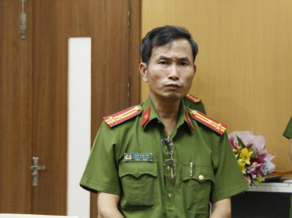 Thượng tá Trần Nam Hải – Trưởng Phòng Cảnh sát Hình sự, kể lại quá trình phá án. Ảnh: Hữu Long