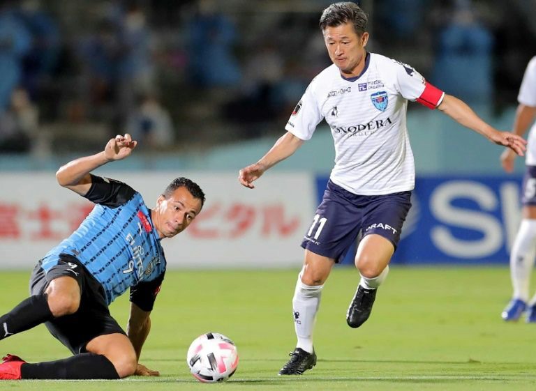 Kazu Miura (phải), anh kết nghĩa của Tuấn Anh ra sân thi đấu tại J.League ở tuổi 53. Ảnh: AFP.