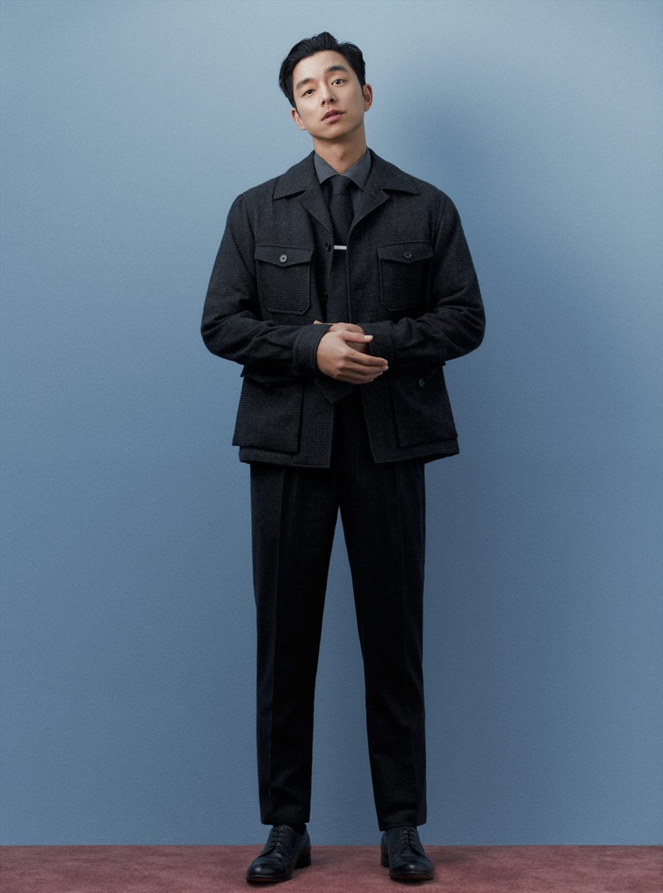 Trong bộ ảnh mới, Gong Yoo diện vest theo phong cách cổ điển (Ảnh: Chụp màn hình).