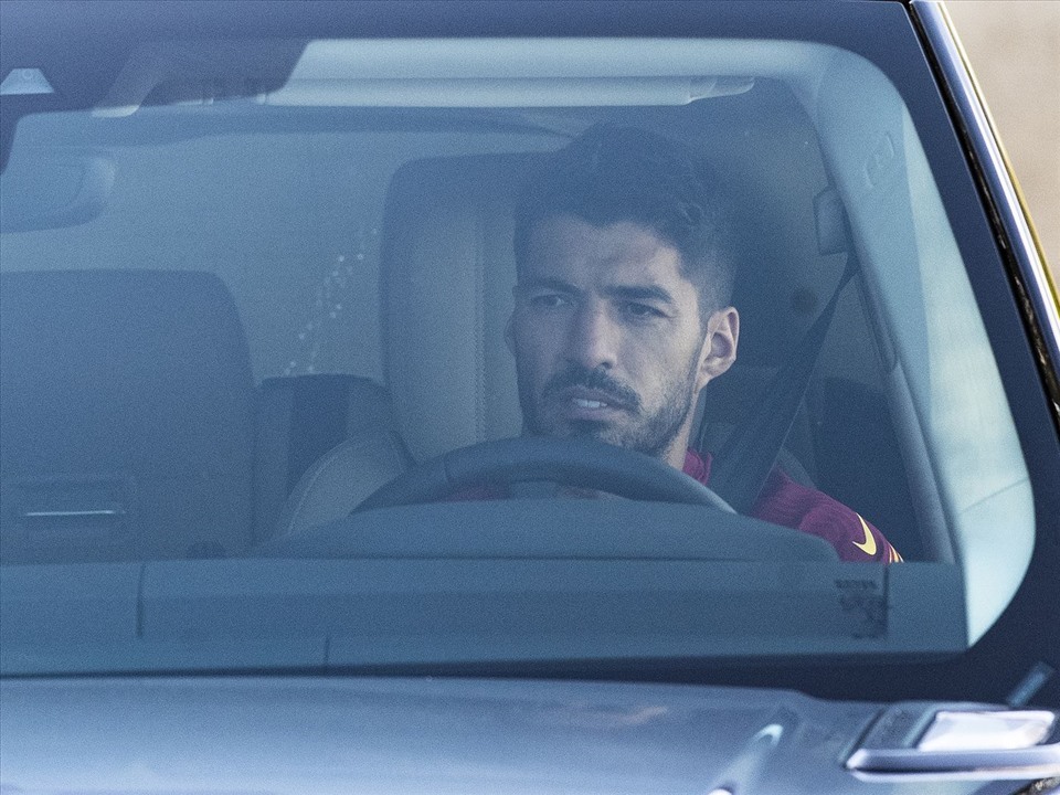 Suarez buồn bã rời sân tập sau khi chia tay đồng đội ở Barcelona. Ảnh Getty