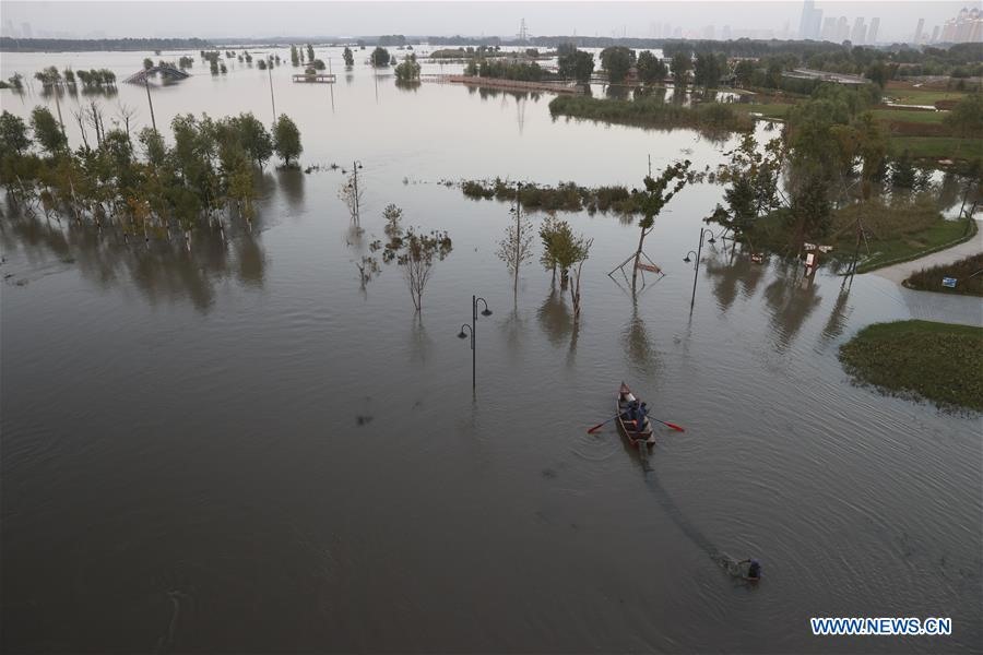 Công viên Qunli Bund ở Cáp Nhĩ Tân ngập trong lũ lụt hôm 23.9. Ảnh: Tân Hoa Xã