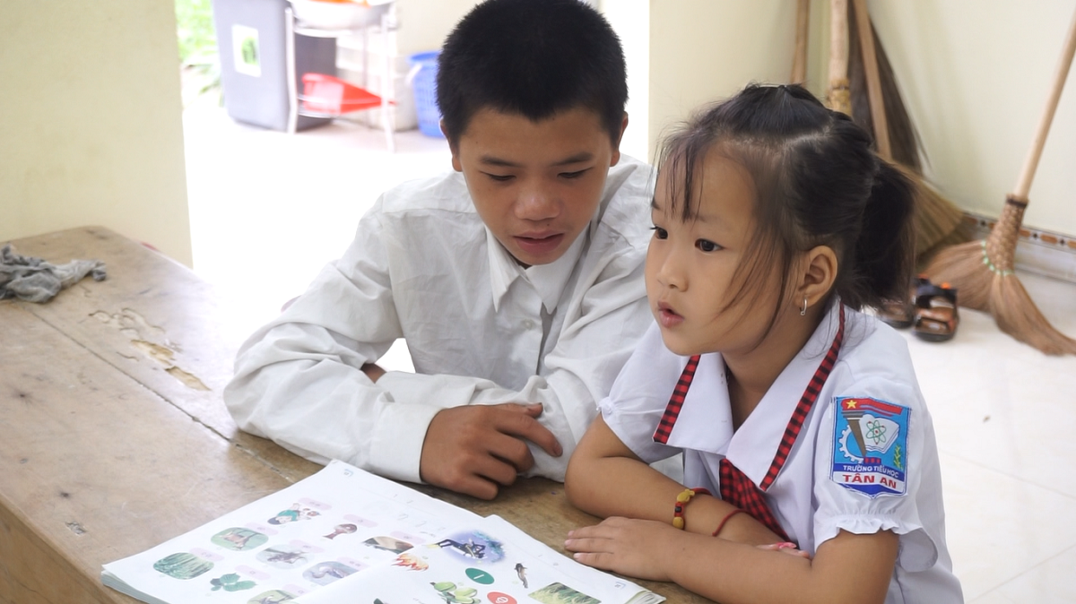 Trương Quang Định là anh cả của 4 đứa em. Mặc dù đã 14 tuổi nhưng tới tận năm học này, Định mới được đi học lớp 1.