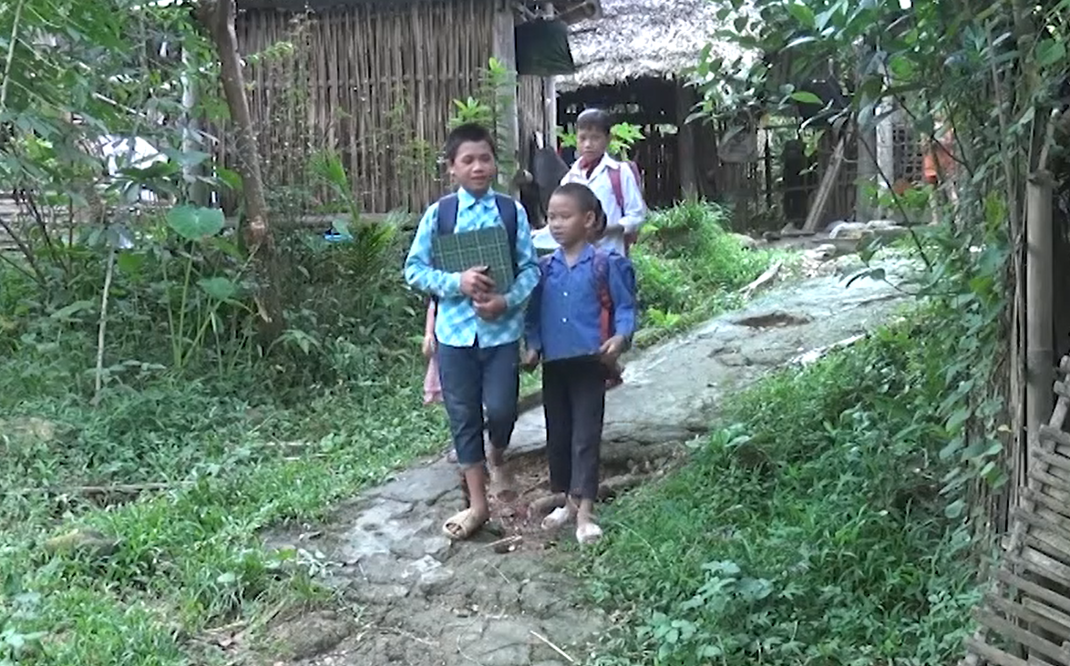 Ngày ngày, Định, Phương, Sơn, Thủy, Ngân phải đi bộ 5 kilomet đường rừng để tới trường.