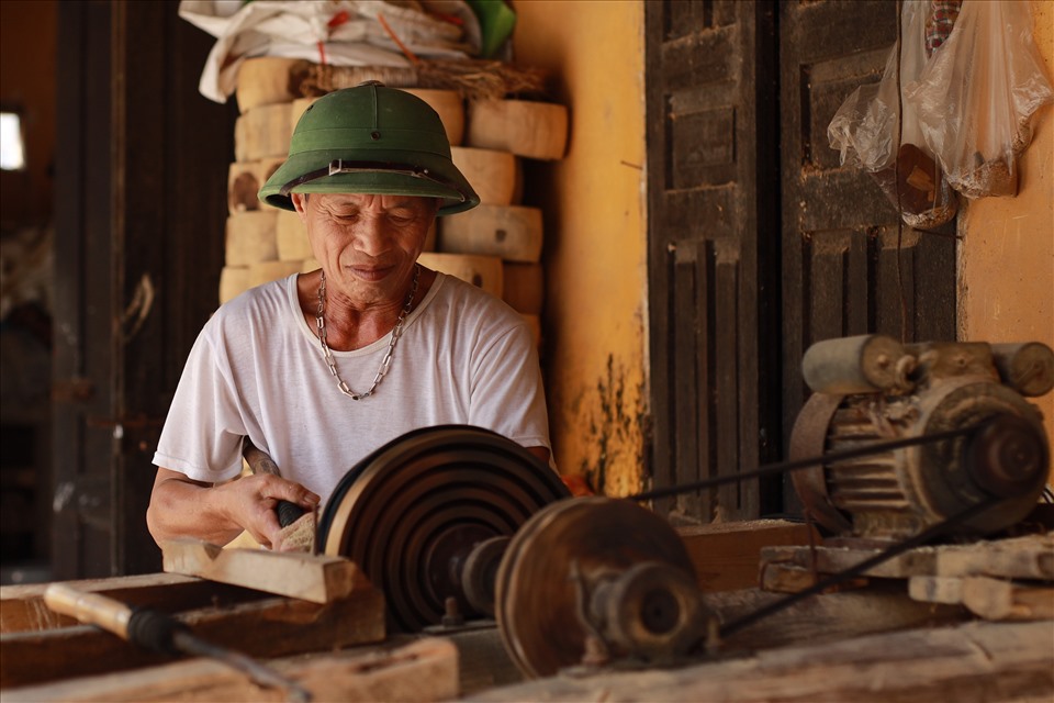 Nghệ nhân Duy Linh 40 năm làm nghề trống Trung thu, bàn tay thanh thoát đục khúc gỗ để làm ra những chiếc khung trống. Ảnh: Hải Nguyễn