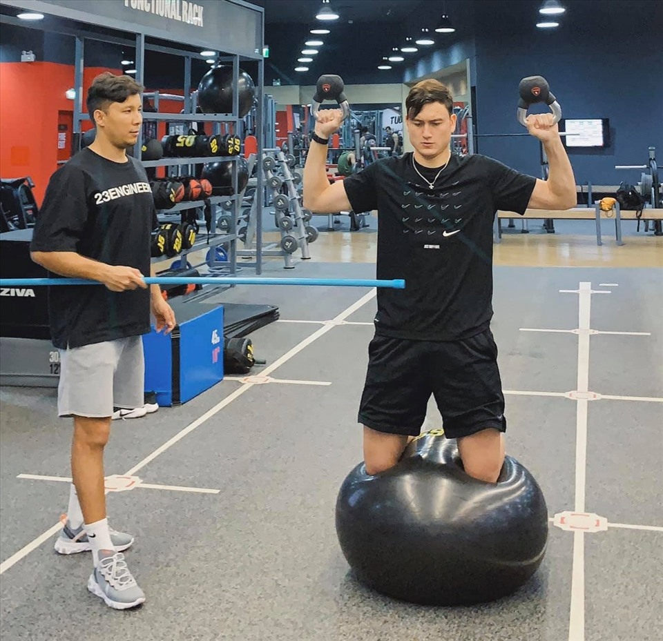 Đặng Văn Lâm (phải) tập luyện chăm chỉ trong phòng gym. Ảnh: FBNV