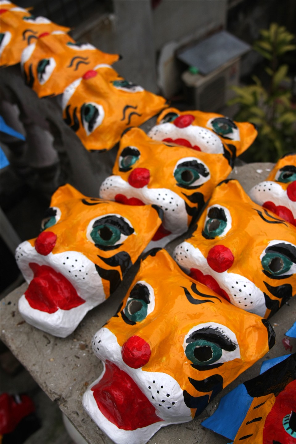 Những chiếc mặt nạ Hổ đã hoàn thiện đang chờ xuất xưởng cho mùa trung thu năm nay.