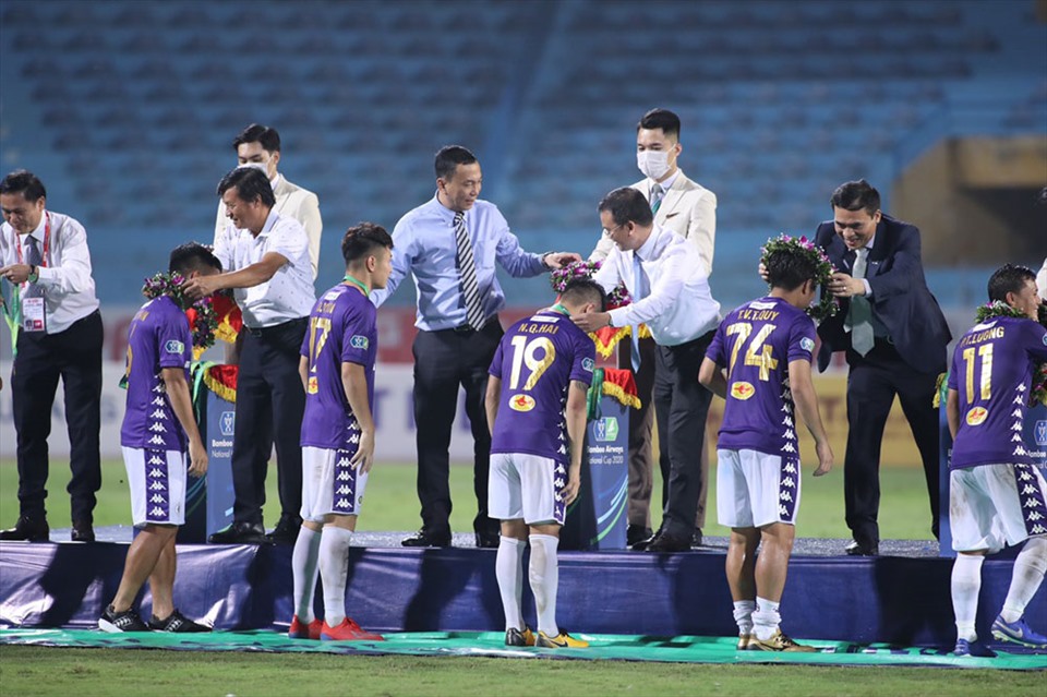 Quang Hải nhận huy chương vô địch cùng các cầu thủ Hà Nội.