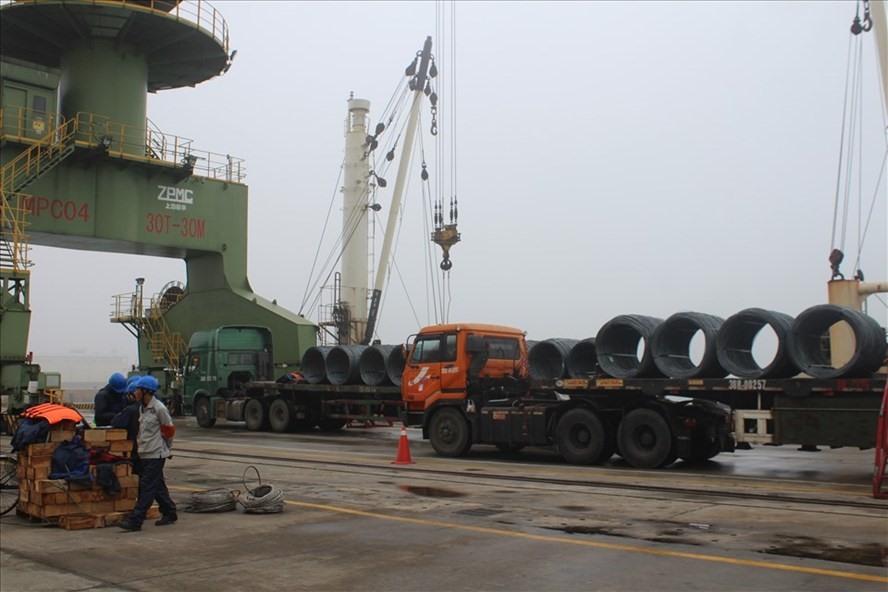 Thép của Công ty Formosa Hà Tĩnh được cẩu lên tàu tại Cảng Sơn Dương để đưa đi xuất khẩu. Ảnh: Trần Tuấn.