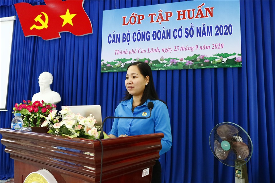 Đồng chí Huỳnh Thị Thu Thủy - Chủ tịch LĐLĐ thành phố Cao Lãnh triển khai điều lệ công đoàn. Ảnh: HL
