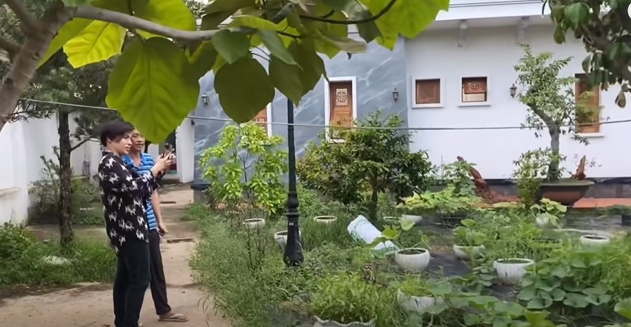 NSƯT Hoài Linh còn trồng hoa quanh khu vườn của mình.