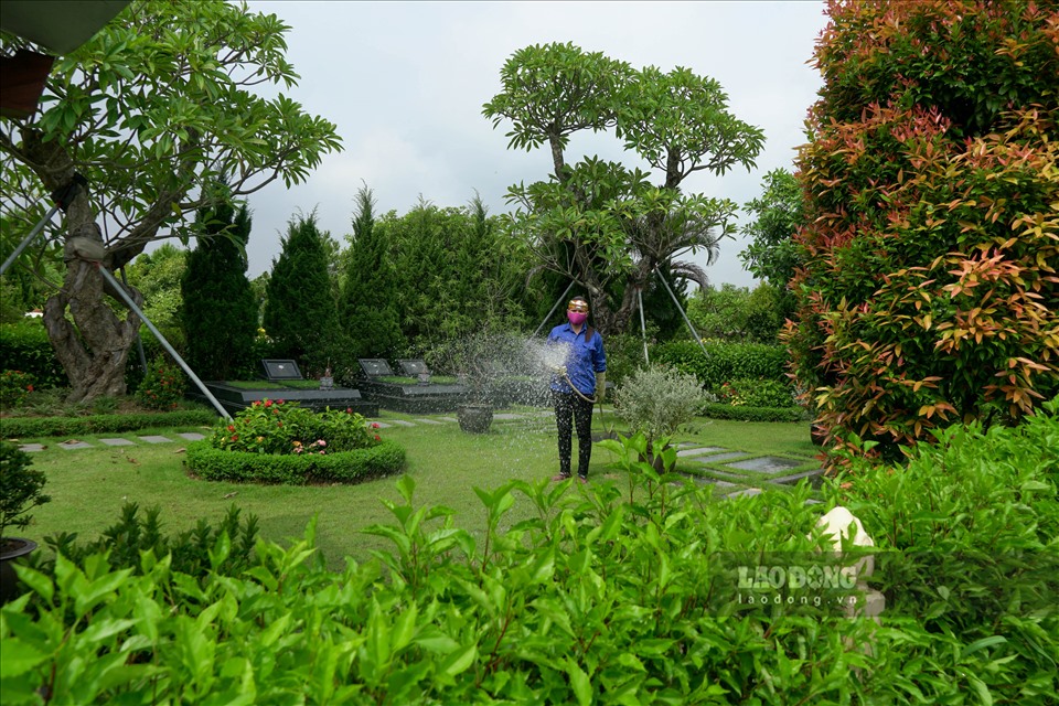 Tại đây, hằng ngày có từ 300 đến 500 nhân viên họ phải chạy đi chạy lại trên những ngọn đồi làm công việc vệ sinh cho các ngôi mộ và chăm sóc cây xanh, tỉa hoa cắt lá trong khuôn viên nghĩa trang.