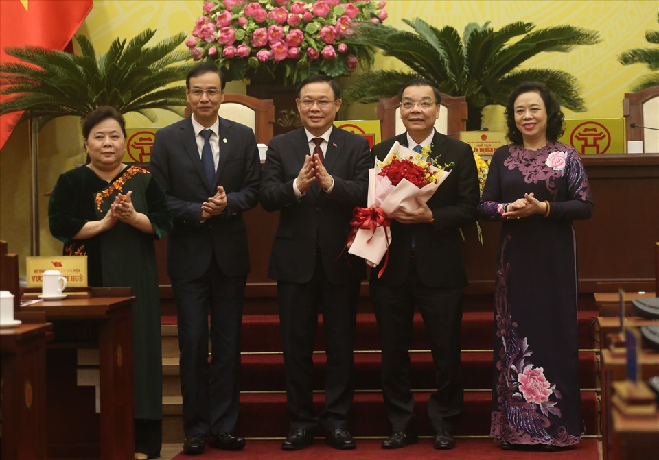 Bí thư Thành ủy Vương Đình Huệ và các lãnh đạo chúc mừng ông Chu Ngọc Anh. Ảnh: Q. Hùng