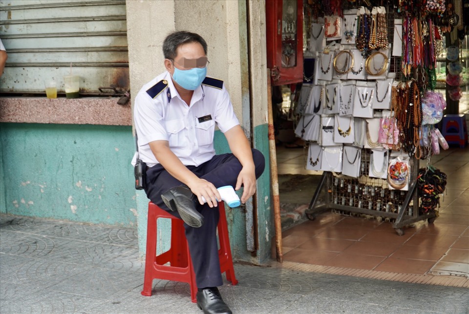 Hành khách trước khi vào chợ Bến Thành đều phải chấp hành các quy định phòng chống dịch COVID-19. Ảnh: Ngọc Lê