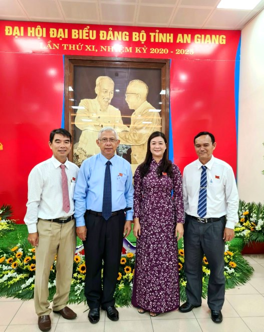 Chủ tịch LĐLĐ Nguyễn Thiện Phú (thứ 2 trái sang) cùng 3 đại diện cán bộ chuyên trách Công đoàn tham dự Đại hội Đảng bộ tỉnh An Giang khóa XI. Ảnh: Lục Tùng