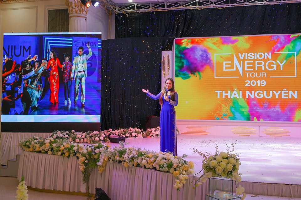 Bà Trần Thanh Tuyền diễn thuyết tại sự kiện hãng Vision tổ chức tại Thái Nguyên năm 2019. Ảnh: Sessia.com