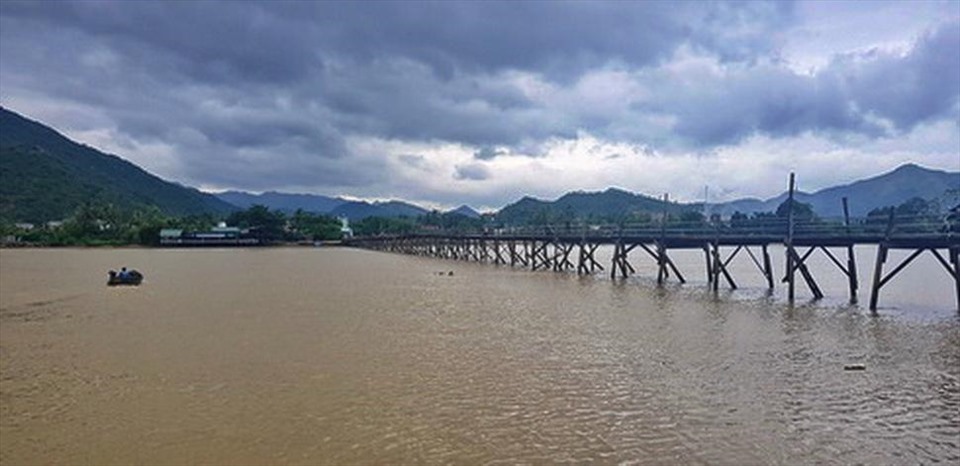 Hiện người dân 2 bên bờ sông cái khu vực phía bắc Nha Trang vẫn đang phải sử dụng cầu gỗ tạm bợ nhiều năm nay để qua sông. Ảnh: Phương Linh